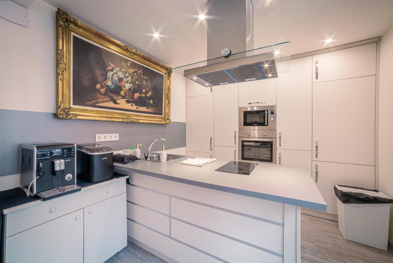 The Gallery Guest House - Garden And Garage เวลีคอเทอร์โนโว ภายนอก รูปภาพ