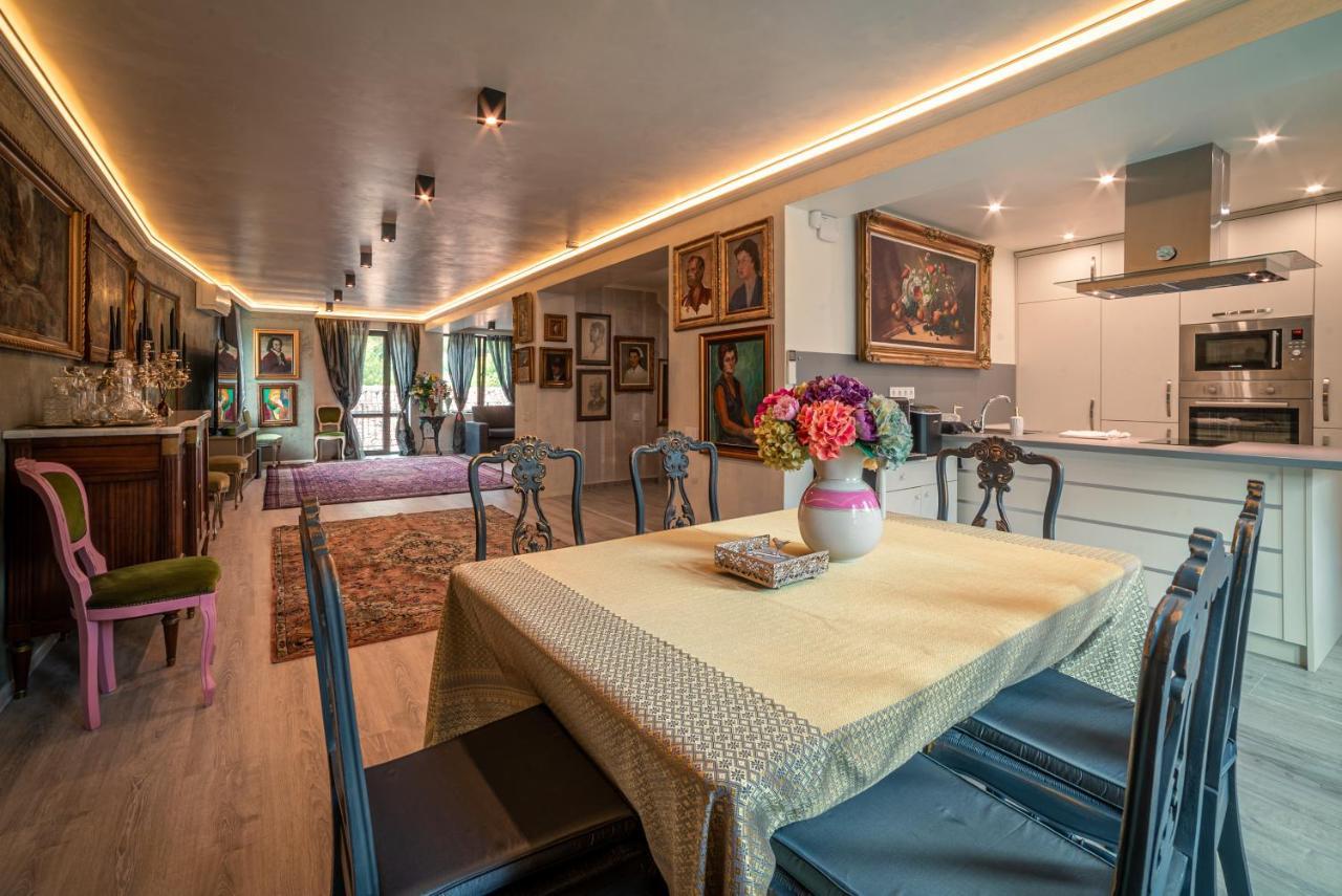 The Gallery Guest House - Garden And Garage เวลีคอเทอร์โนโว ภายนอก รูปภาพ