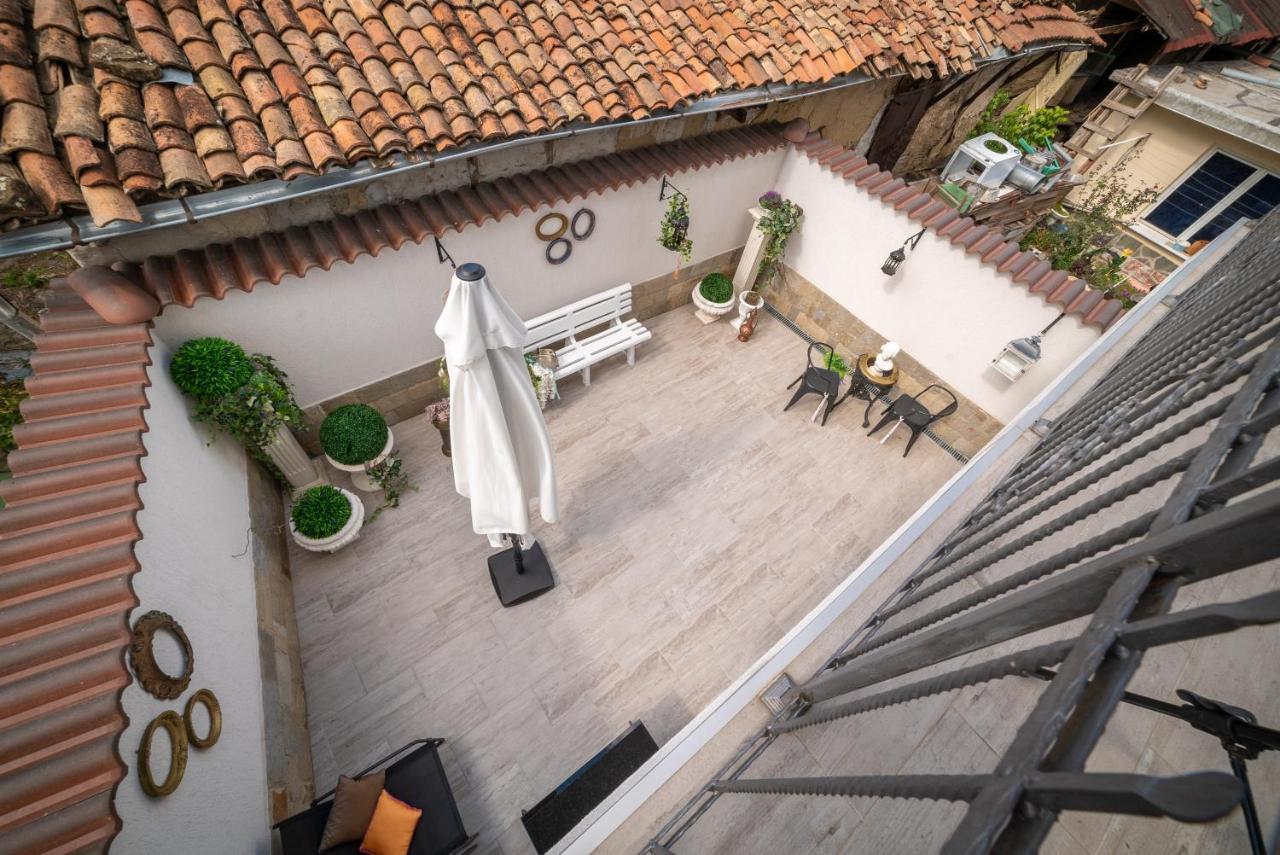 The Gallery Guest House - Garden And Garage เวลีคอเทอร์โนโว ภายนอก รูปภาพ