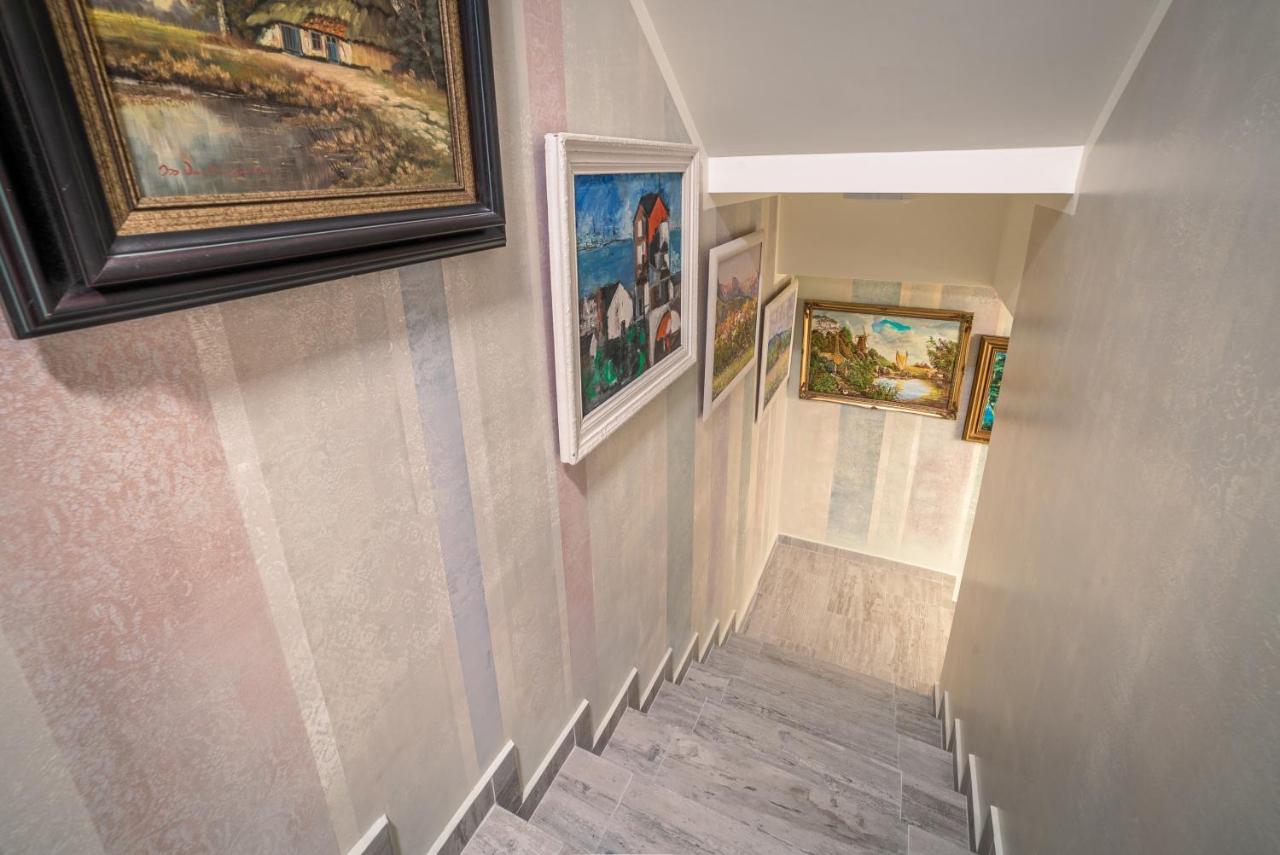 The Gallery Guest House - Garden And Garage เวลีคอเทอร์โนโว ภายนอก รูปภาพ